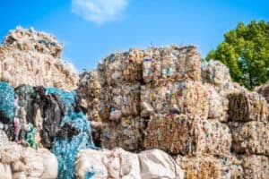 ערימות פסולת מוטמנת באתר להטמנת פסולת